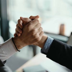 dos-hombres-de-negocios-celebrando-un-trato-web